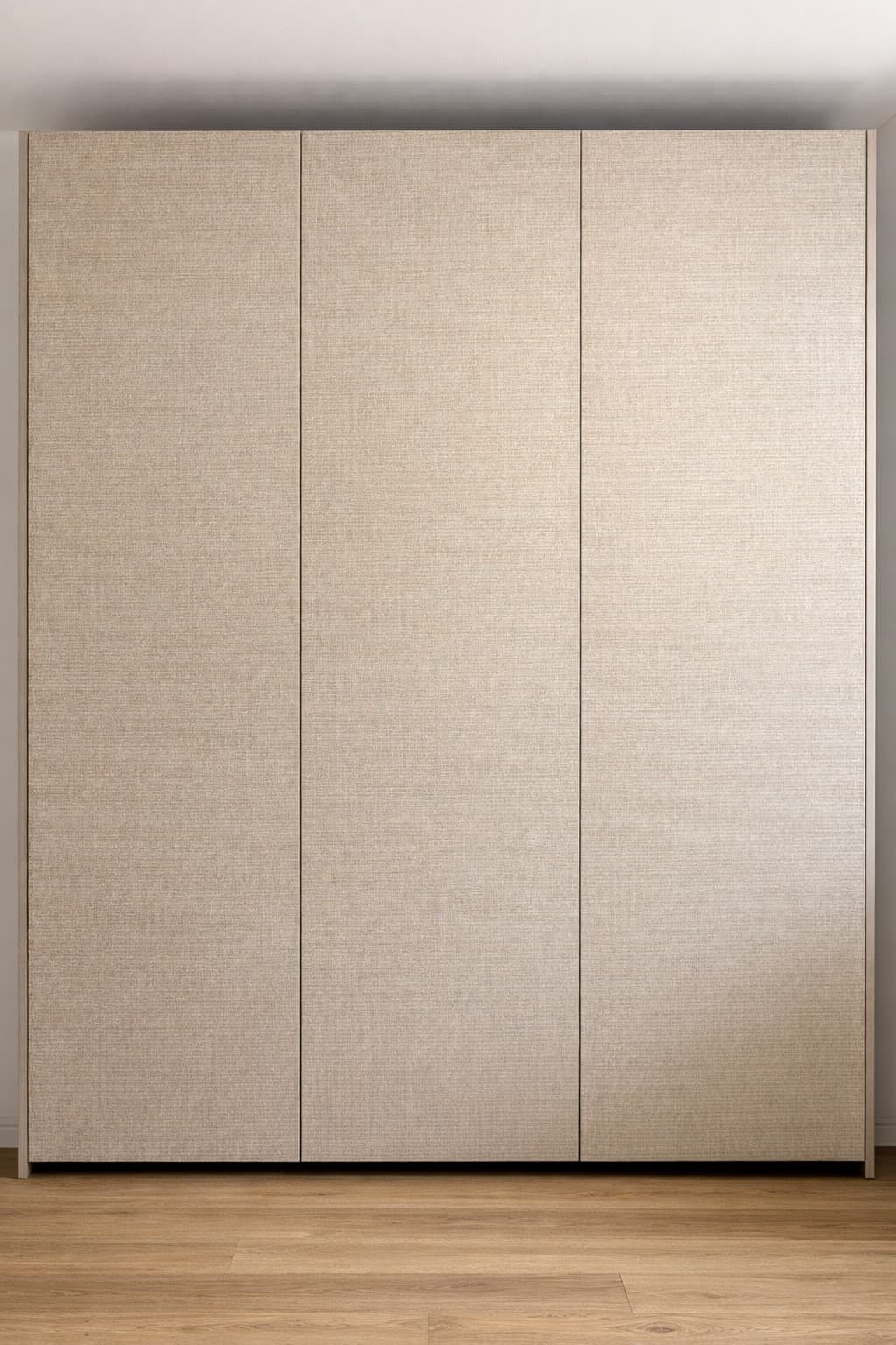 Maatwerk kledingkast met linnen look fronten